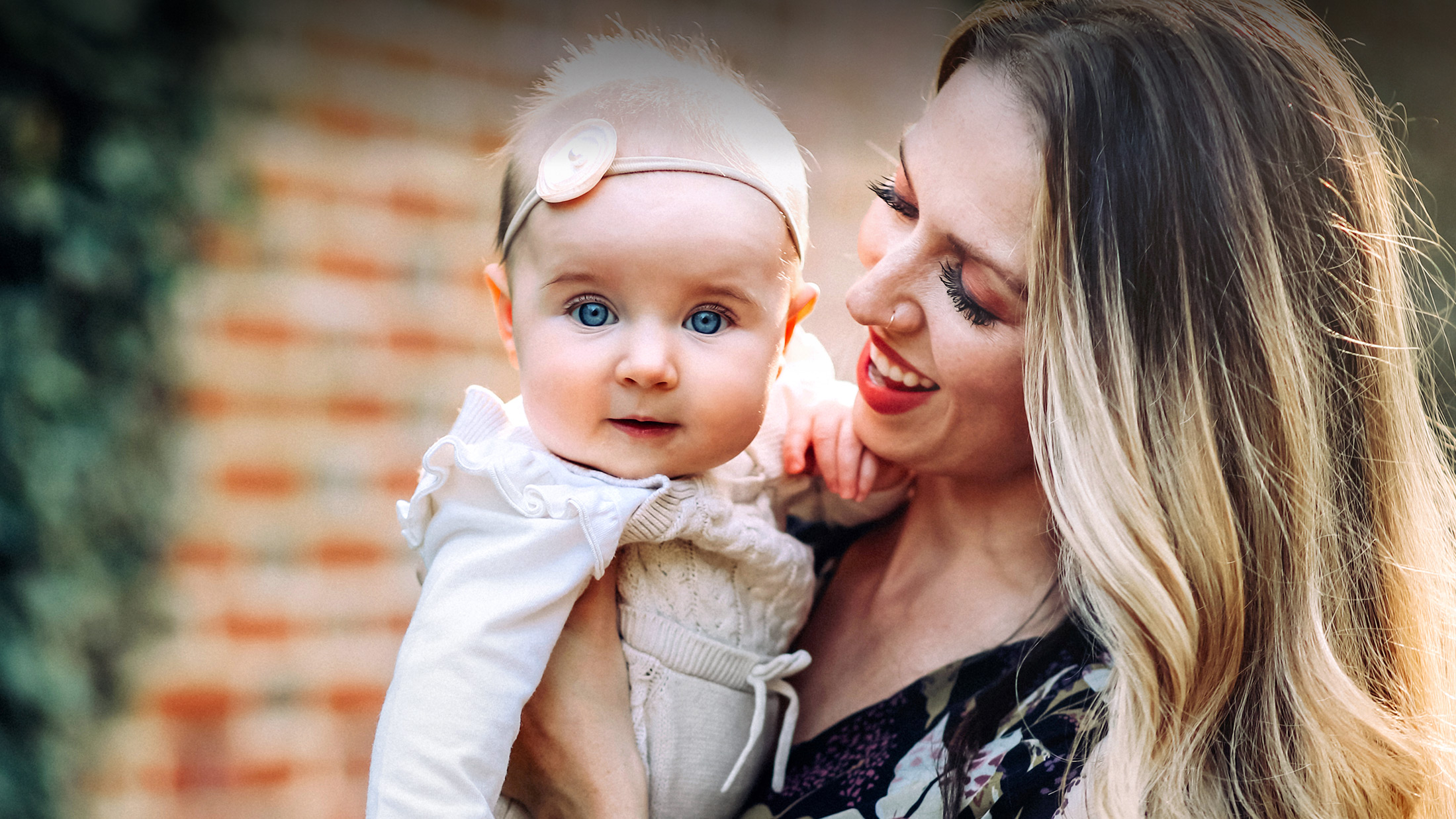 mom holding a baby with bright blue eyes